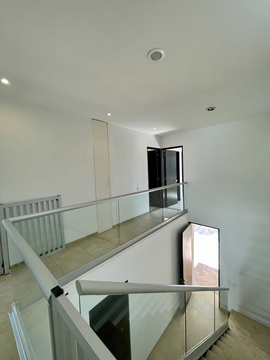27 de 40: Vista pasillo y escalera
