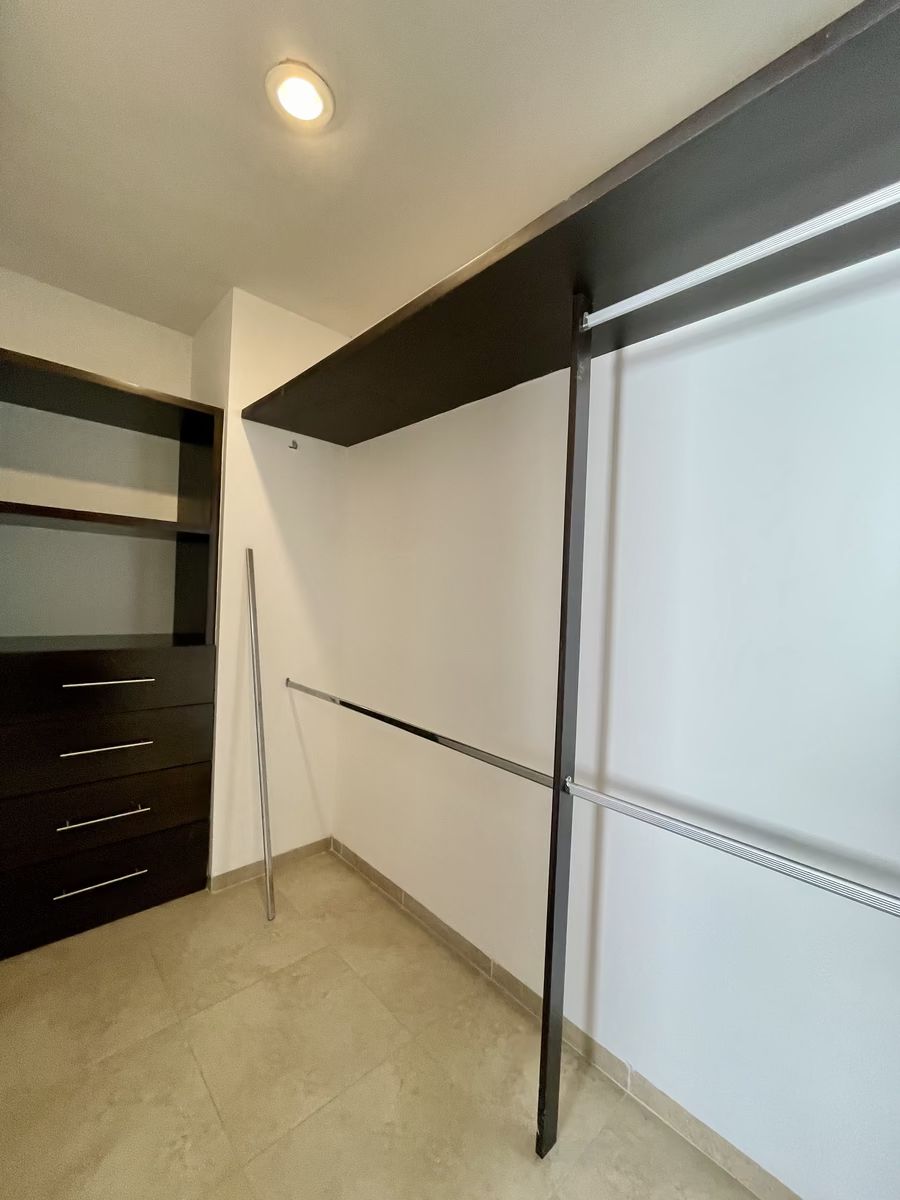 29 de 40: Closet recámara principal