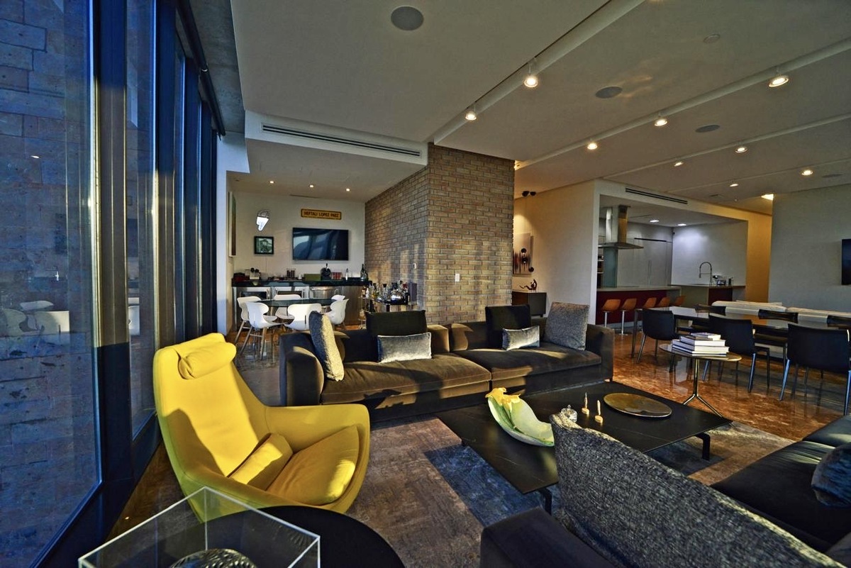 2 of 15: Área social: sala, comedor y bar