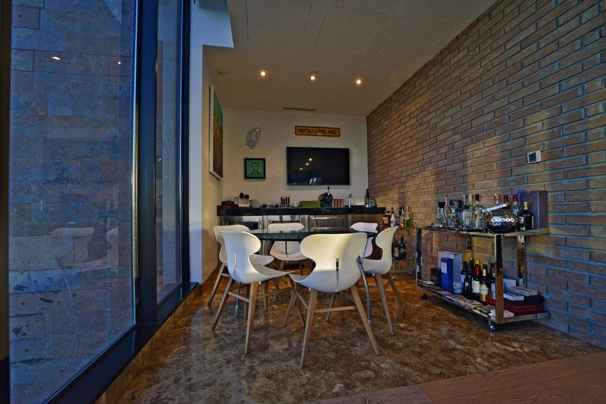 5 of 15: Área social: sala, comedor y bar