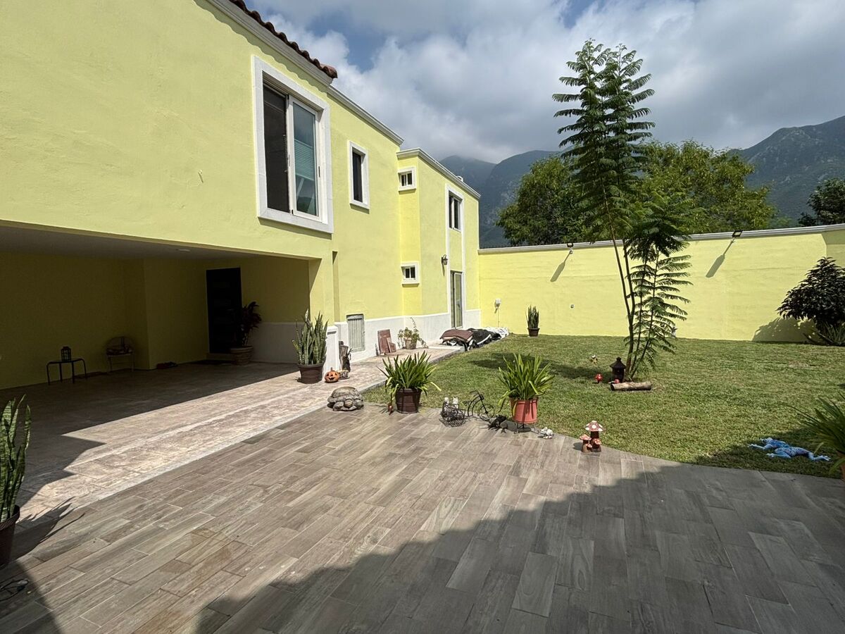 3 of 24: Patio y Jardín