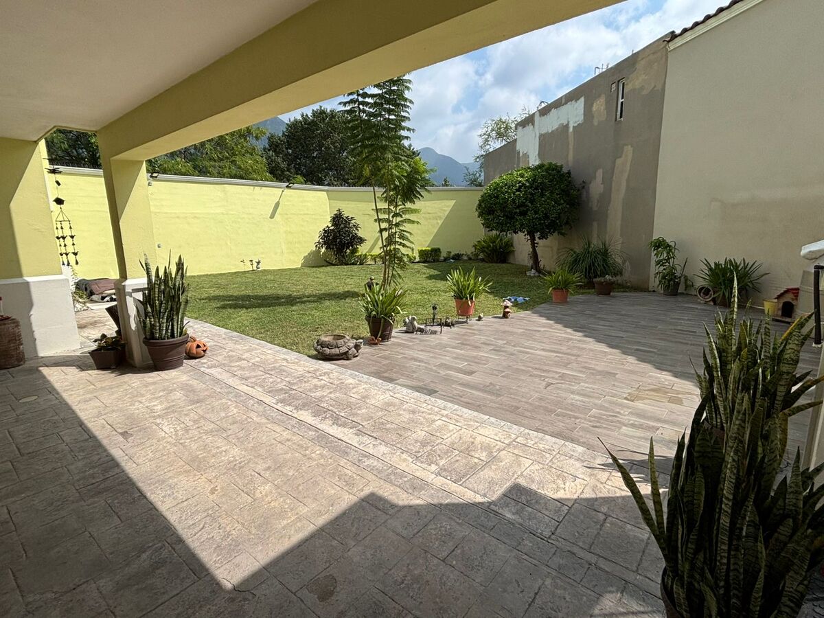 2 of 24: Patio y Jardín
