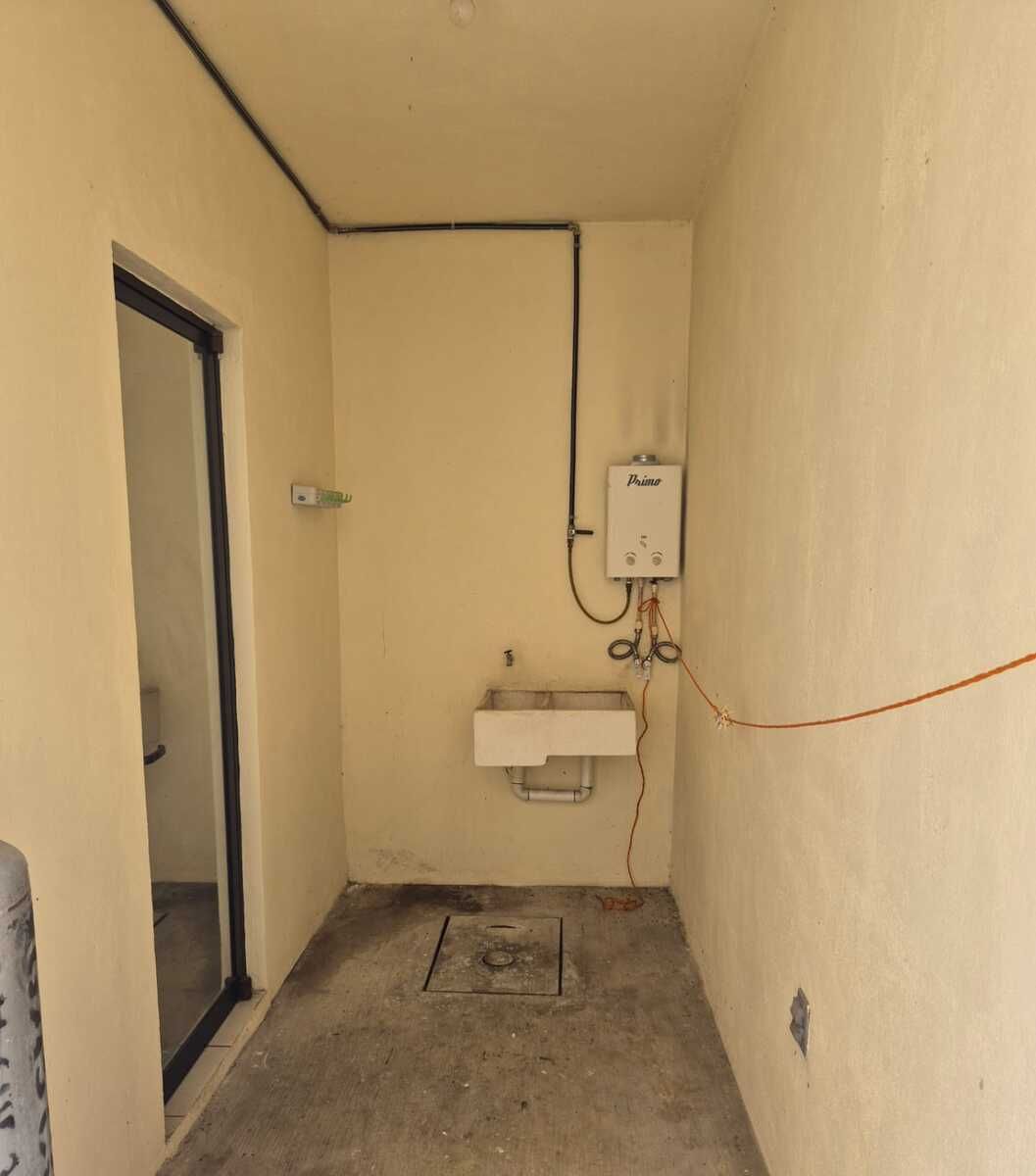 9 of 11: Patio de lavado