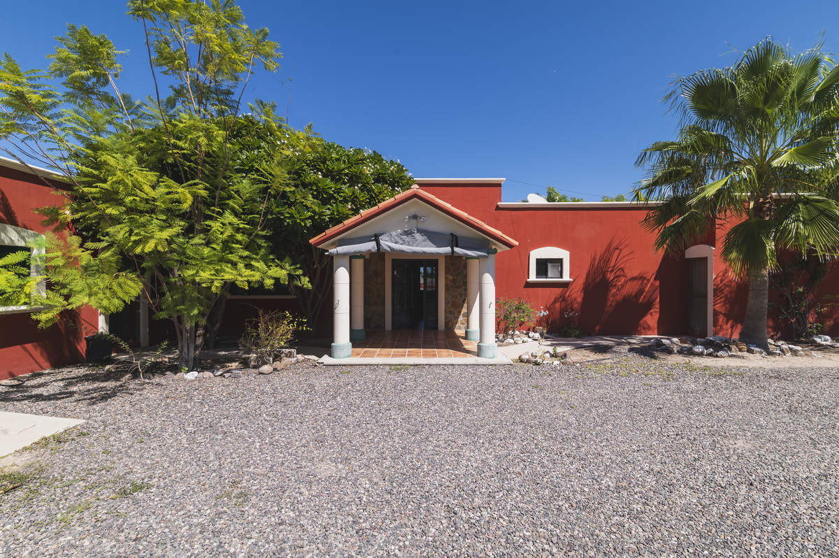 5 of 37: Entrada Principal - Main Entrance