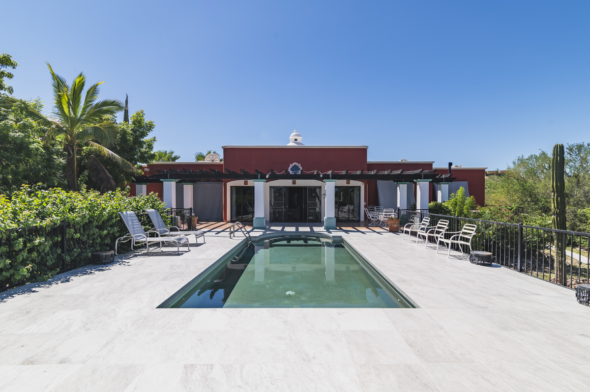 22 de 35: Alberca y patio l Pool and patio