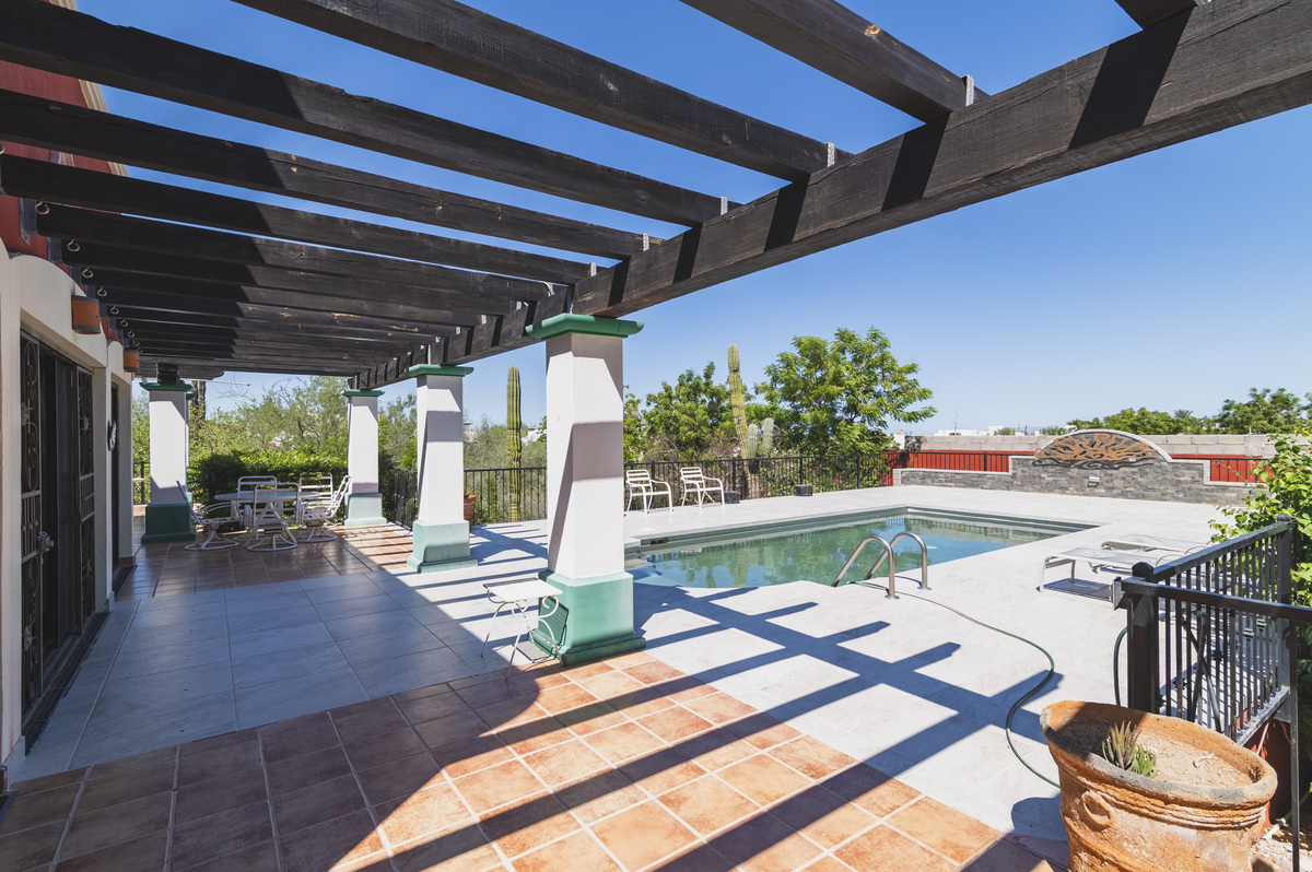 24 de 35: Alberca y patio l Pool and patio llll