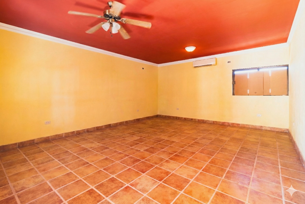 21 de 35: Almacén o habitación extra l Storage or added bedroom.