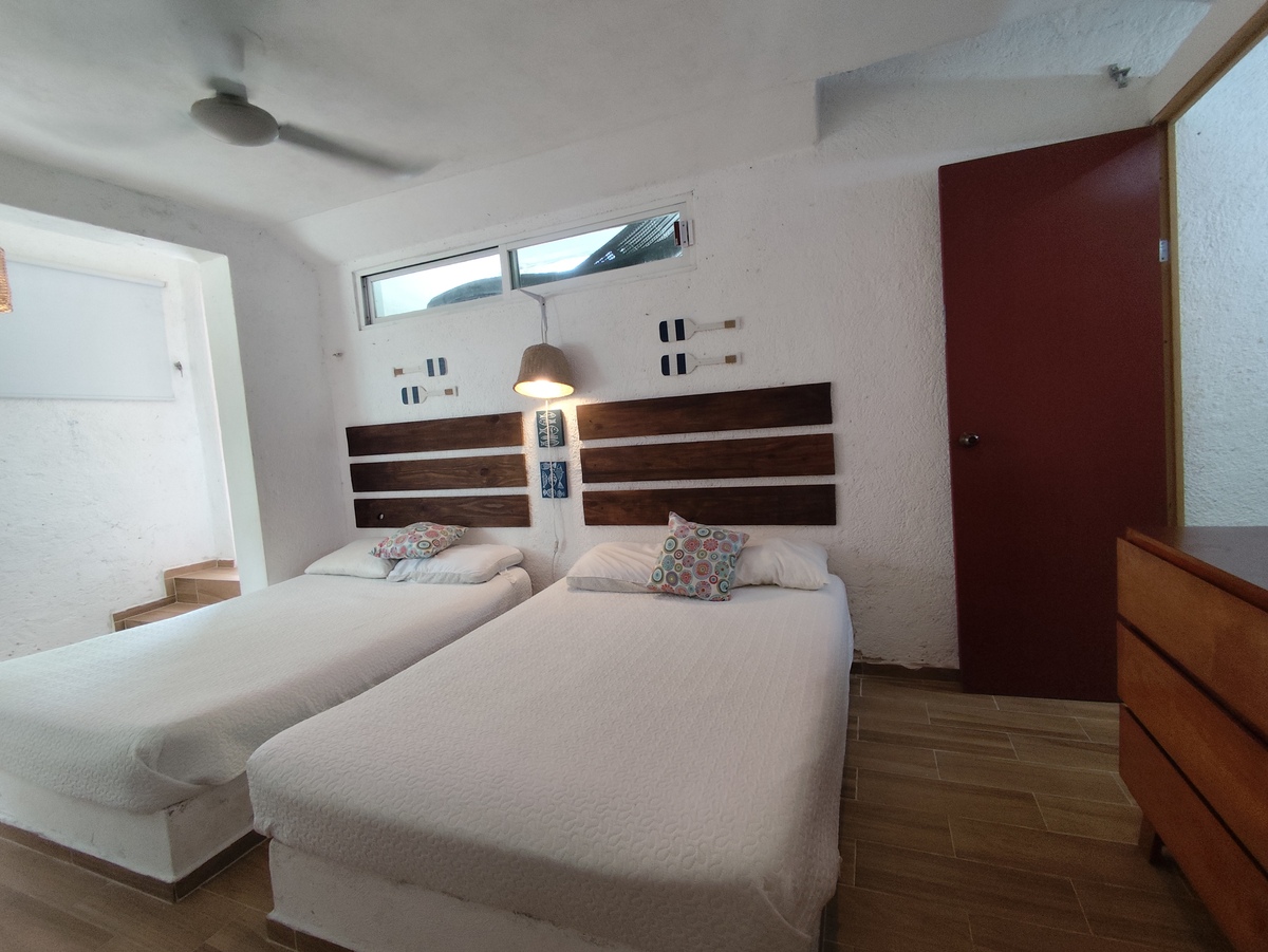 12 de 49: Recámara 2 con Baño y acceso independiente hacia la Playa