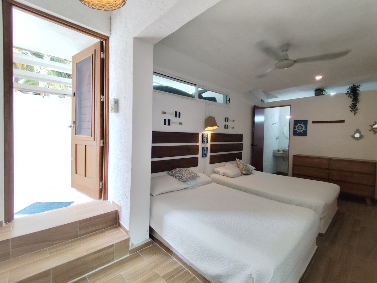 14 de 49: Recámara 2 con Baño y acceso independiente hacia la Playa
