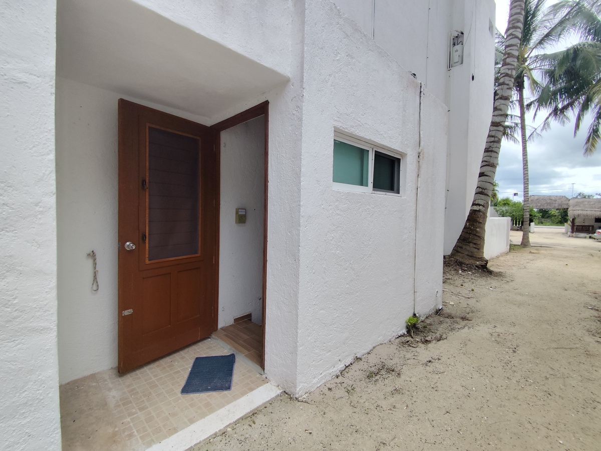 15 de 49: Recámara 2 con Baño y acceso independiente hacia la Playa