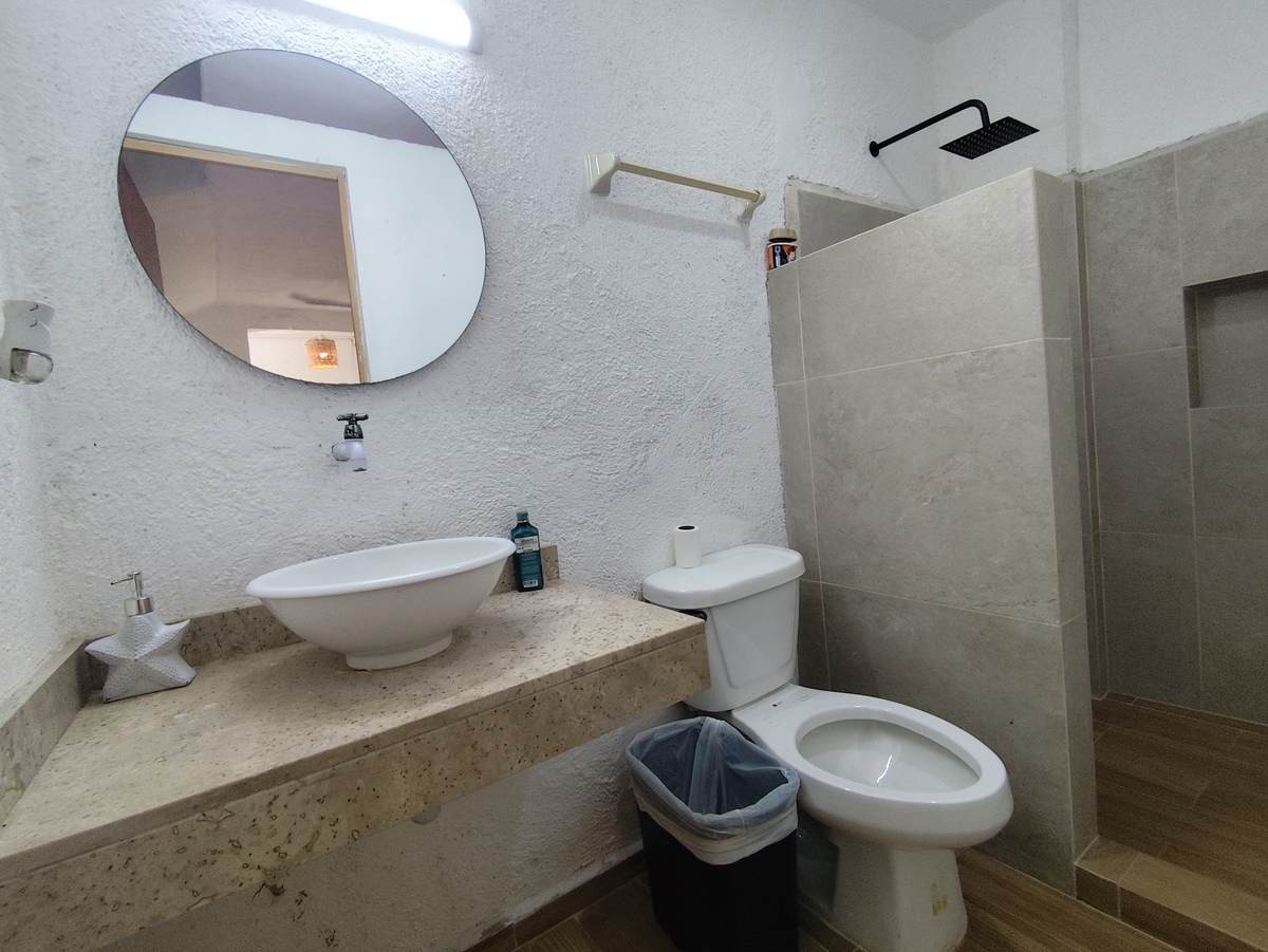 13 de 49: Recámara 2 con Baño y acceso independiente hacia la Playa