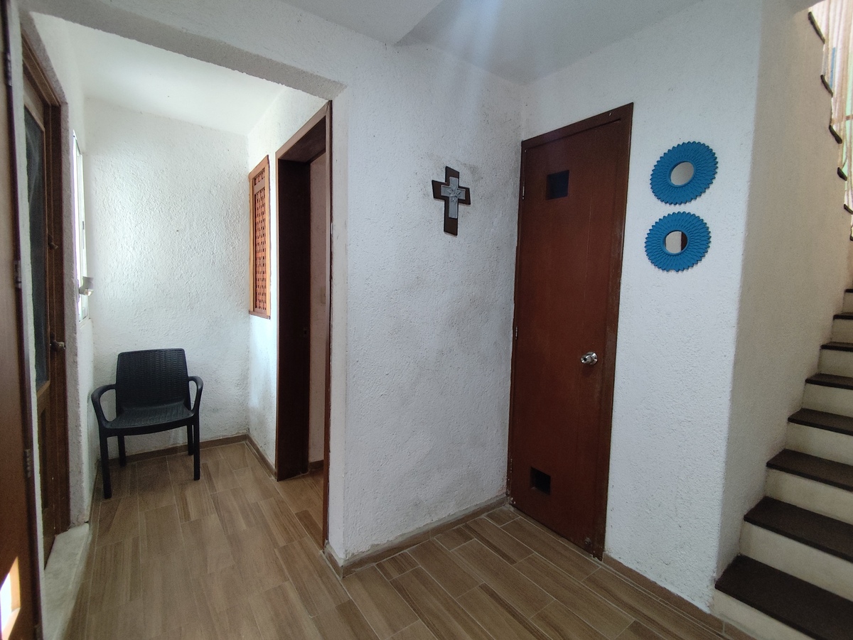 3 of 46: Puertas a recámaras y área de lavado