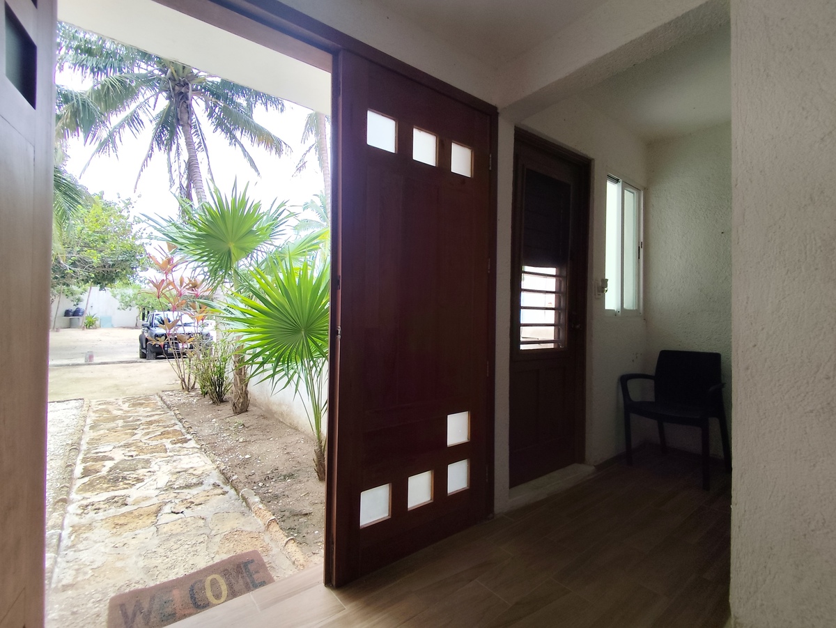 4 de 49: Vista de la entrada hacia el garage