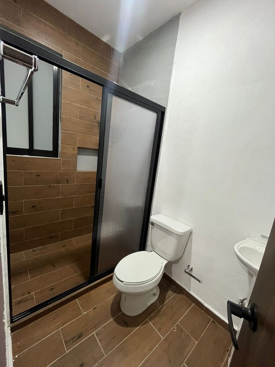 16 de 18: BAÑO EN HABITACION DE SOTANO