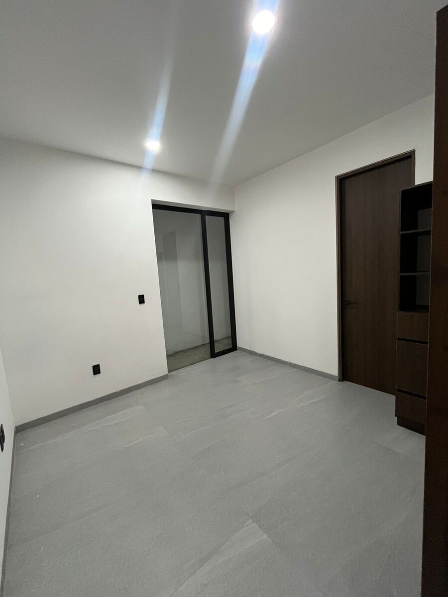 15 de 18: PASILLO LATERAL
