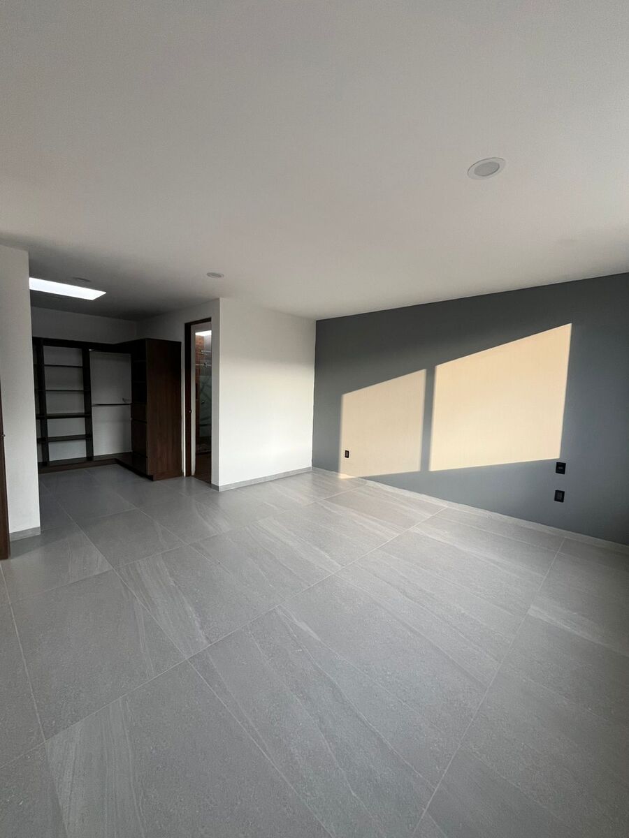10 de 18: HABITACION PRINCIPAL CON VESTIDOR AMPLIO Y BAÑO COMPLETO