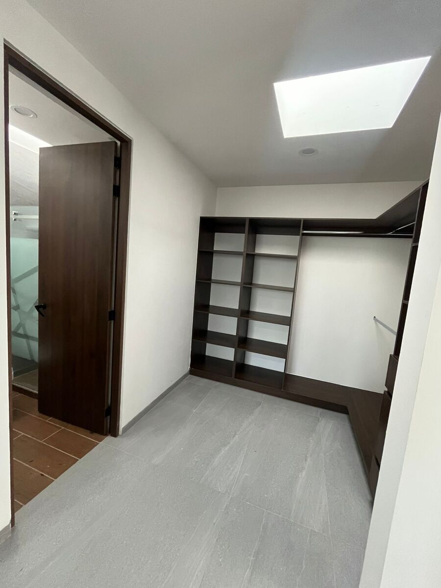 13 de 18: TODAS LAS HABITACIONES CUENTAN CON VESTIDOR Y BAÑO COMPLETO