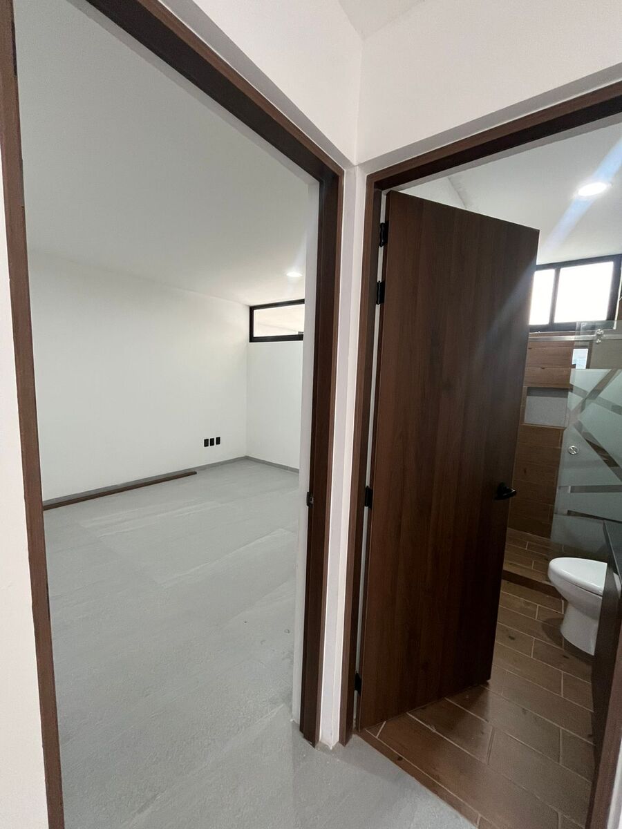 5 de 18: BAÑO Y PRIMER RECAMARA/OFICINA