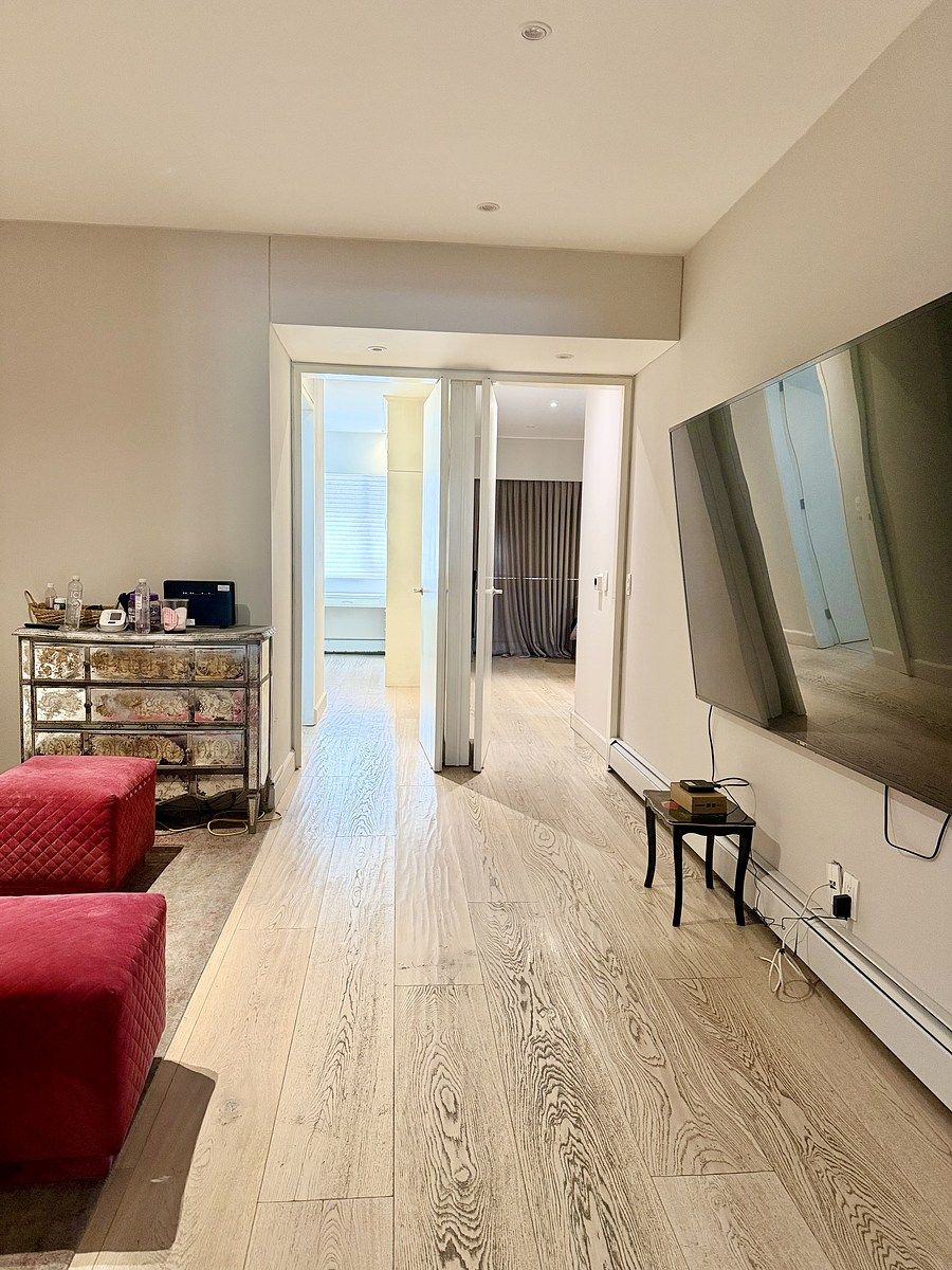 13 of 23: FAMILY ROOM