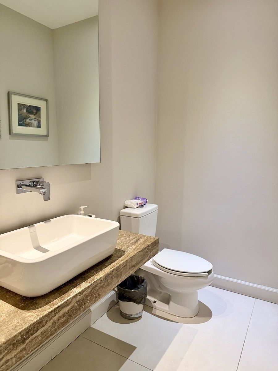 12 of 23: BAÑO VISITAS