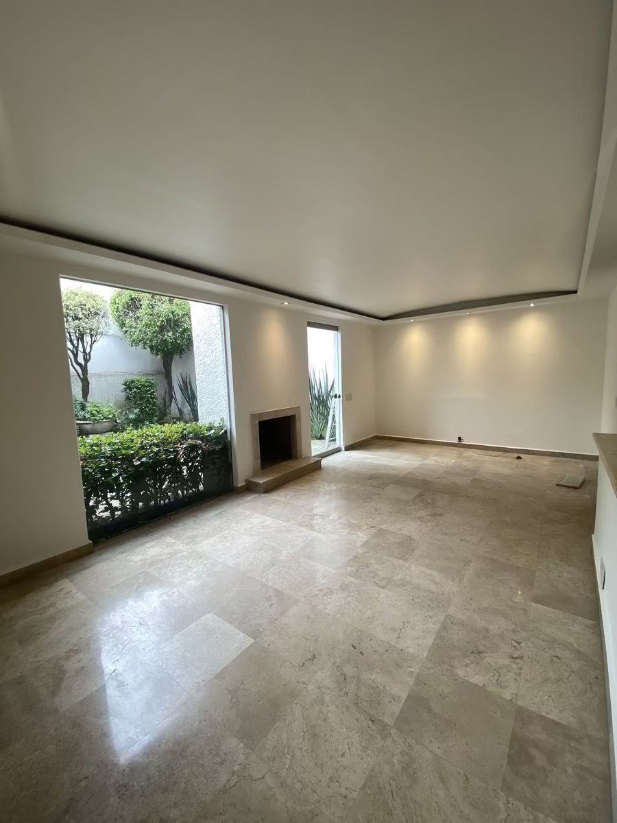 4 de 40: SALA CON CHIMENEA