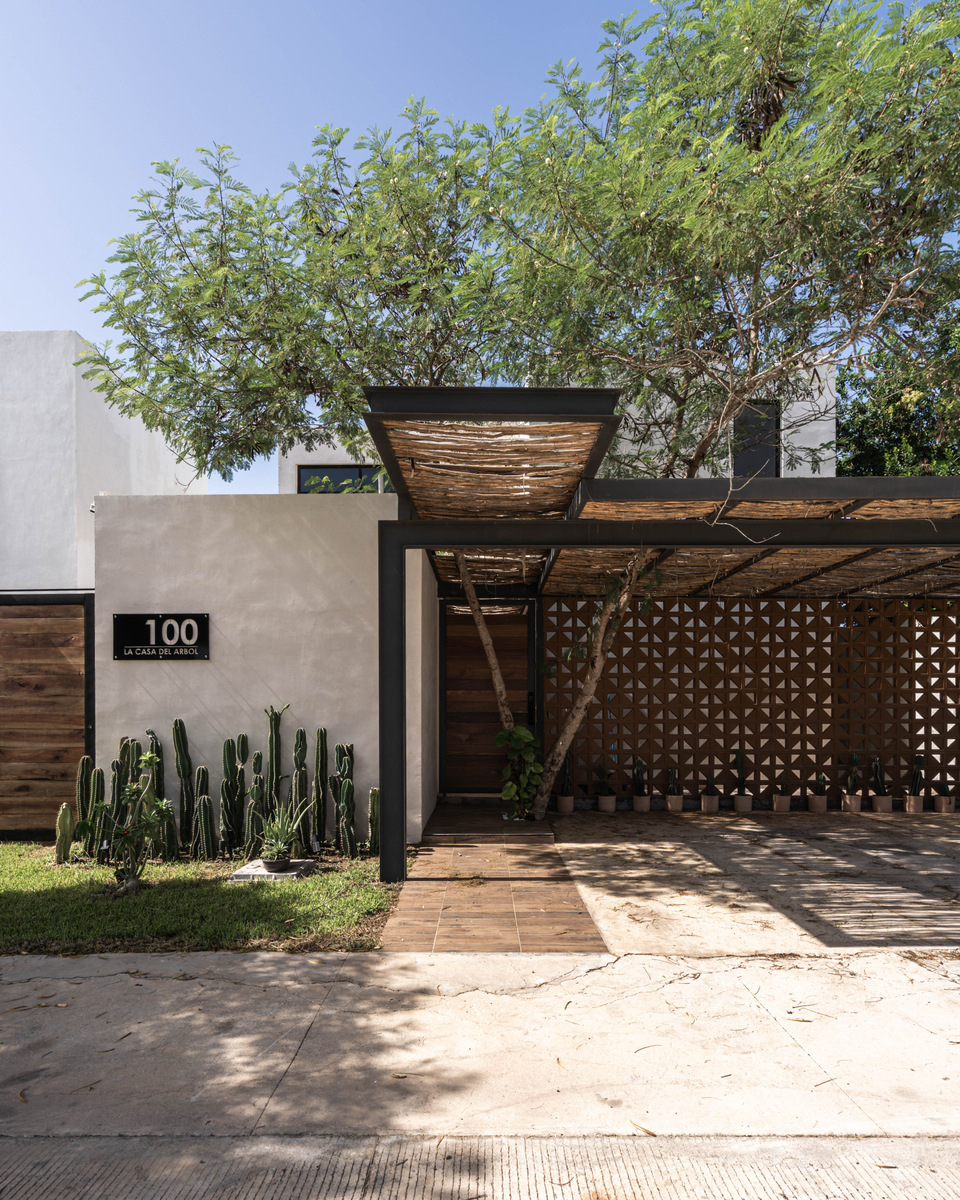1 of 41: Fachada principal