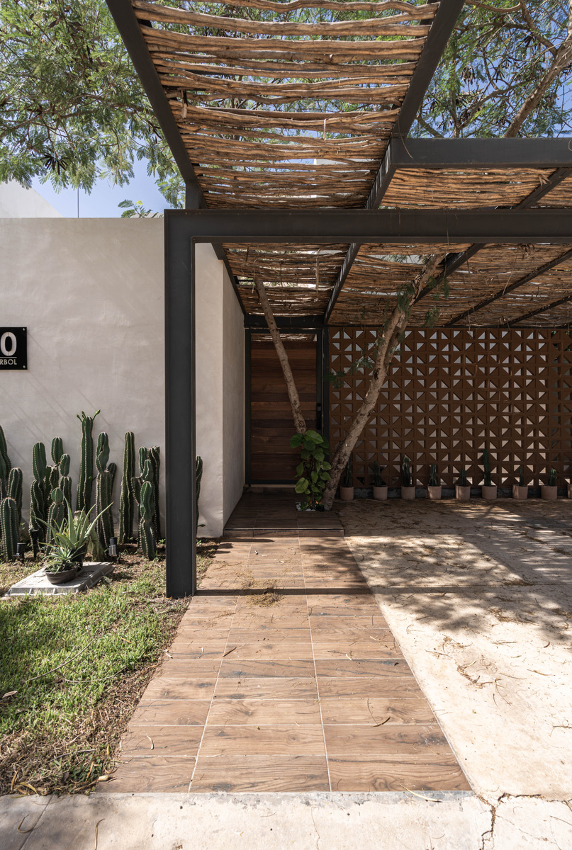 2 of 41: Fachada principal