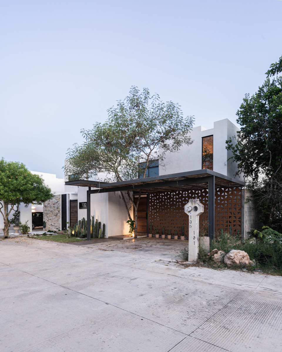 4 of 41: Fachada principal