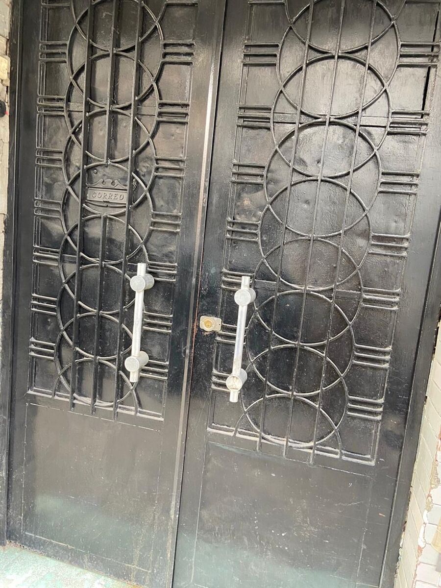 1 of 11: Entrada del edificio