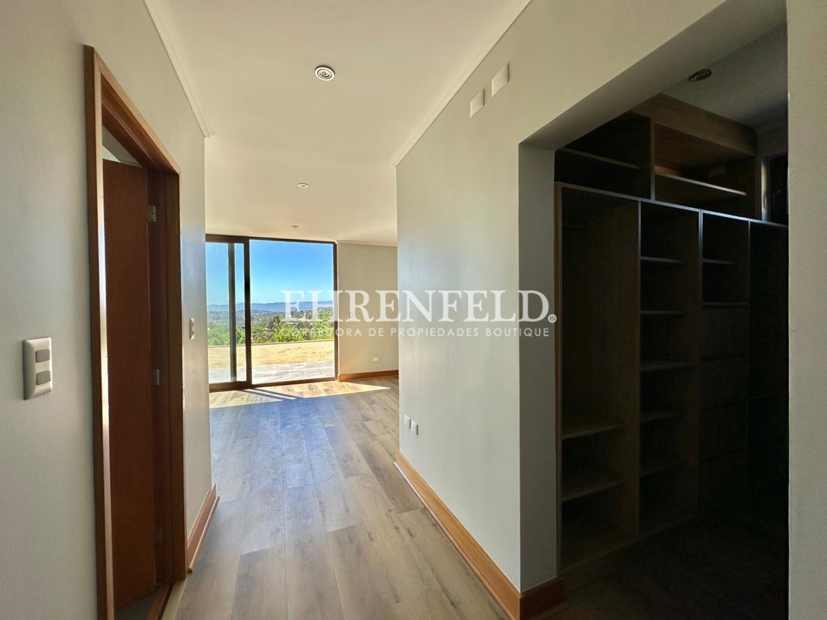 16 de 44: Entrada suite, primer piso.