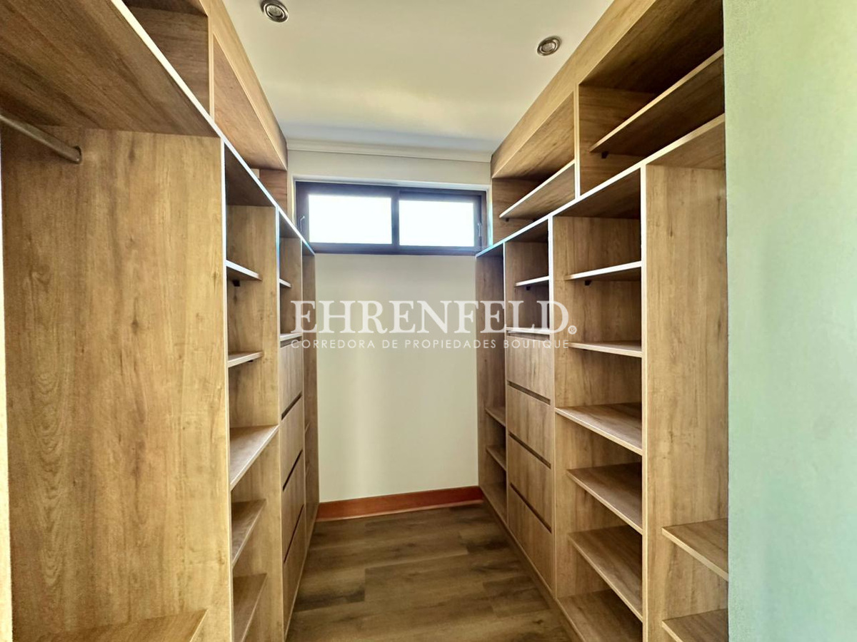 19 de 44: Walk in closet suite.