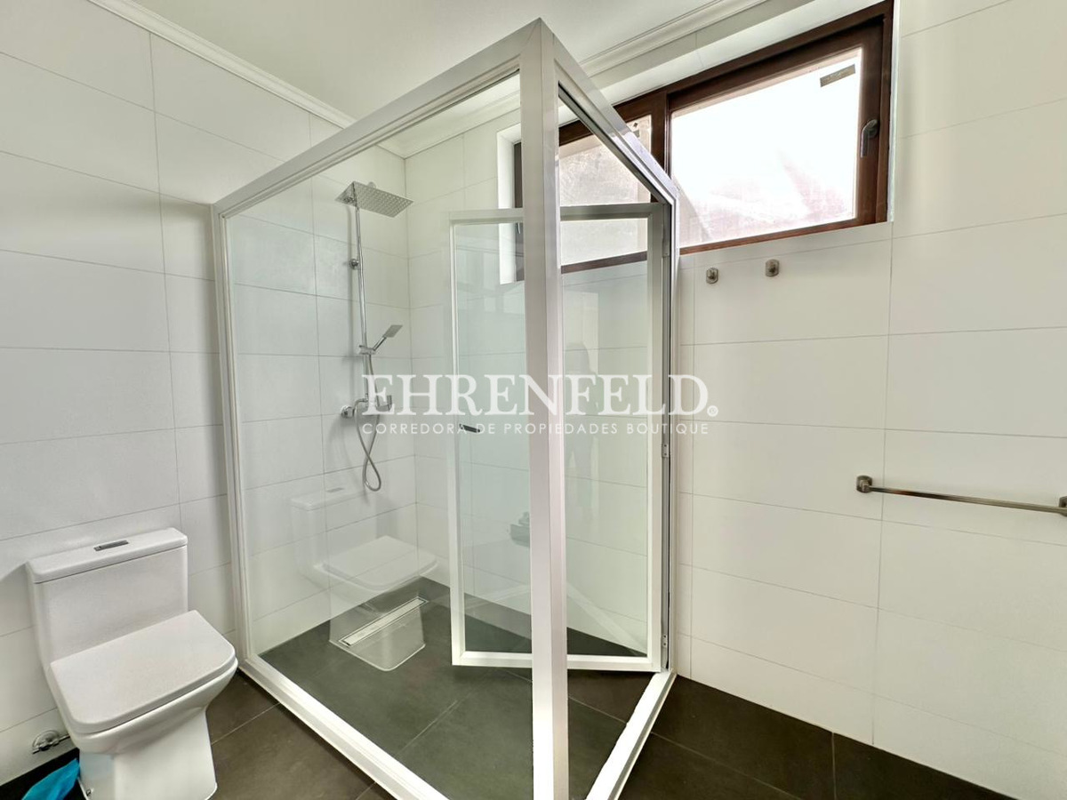 20 de 44: Baño suite.