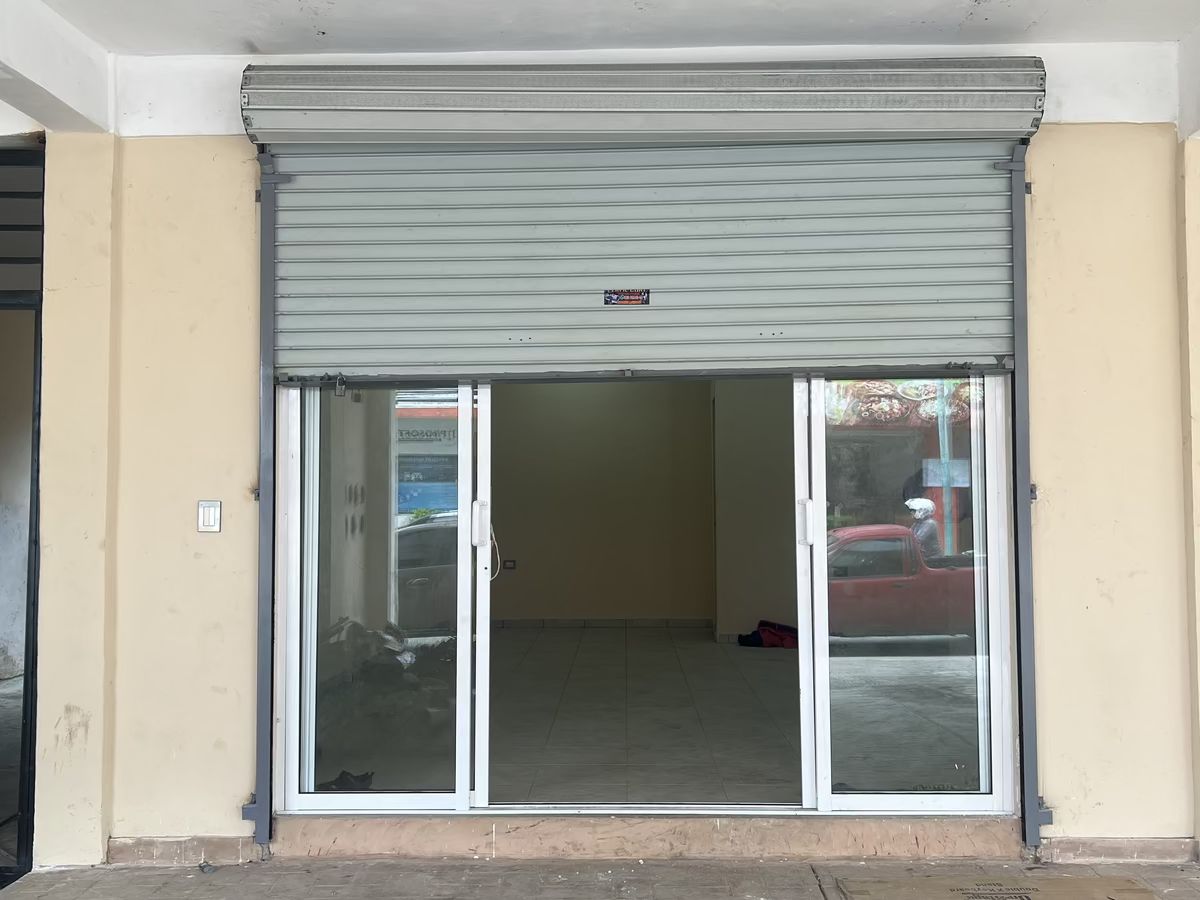 1 de 7: Fachada principal (local)