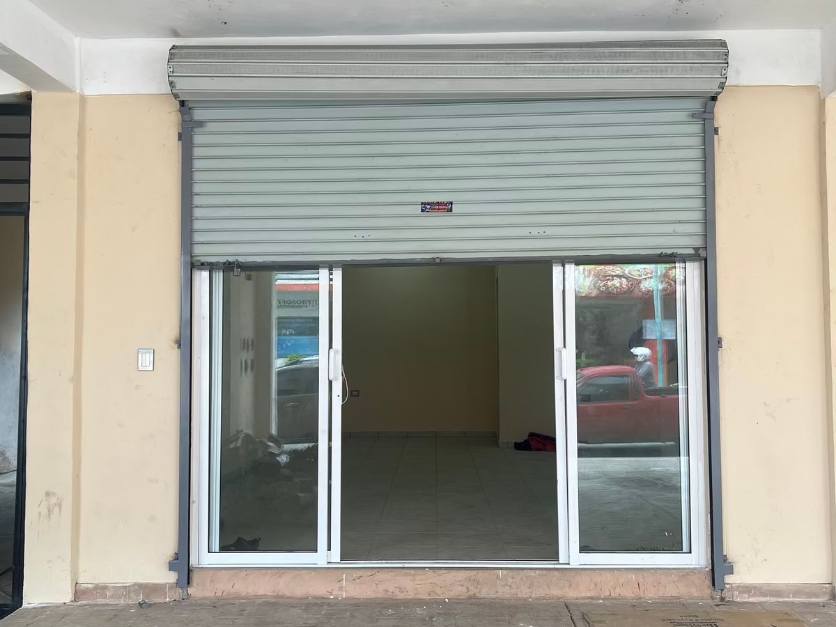 6 de 10: Fachada principal (local)