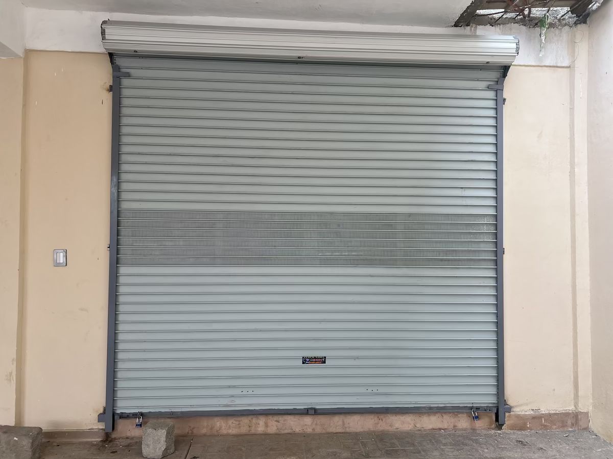 7 de 7: Fachada exterior (cortinas metálicas)