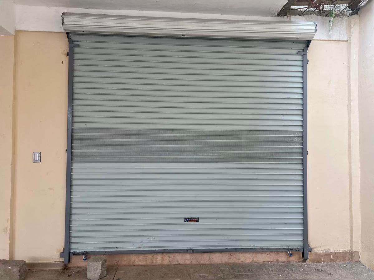 10 de 10: Fachada exterior (cortinas metálicas)