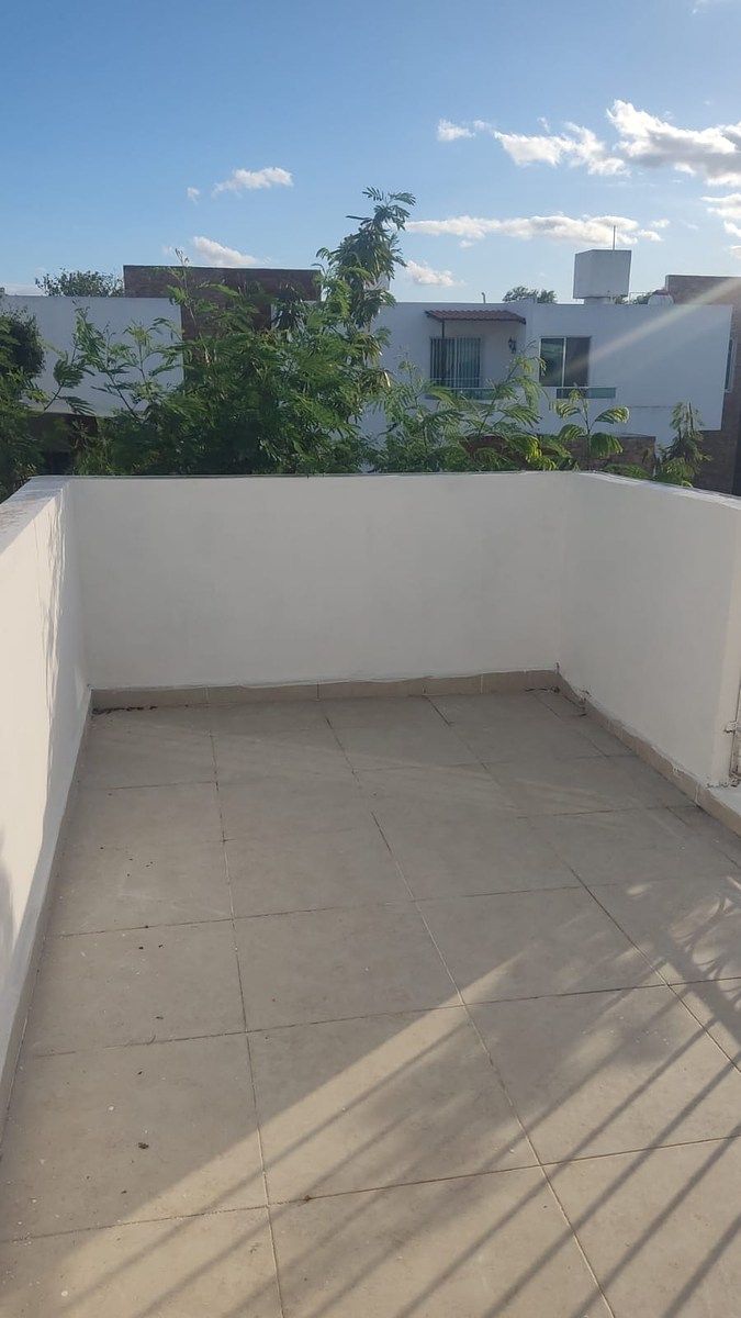 25 de 32: Balcón trasero