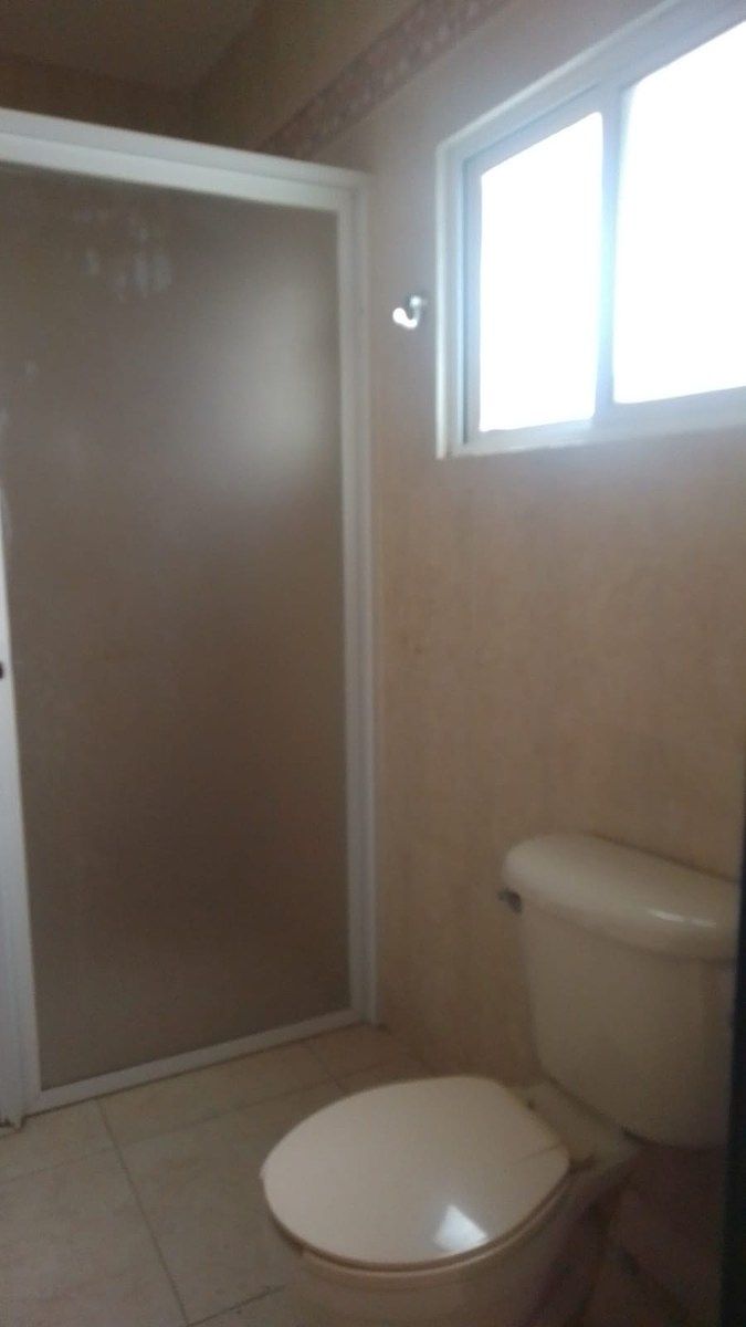 22 de 32: Se muestra baño de la recámara en planta baja