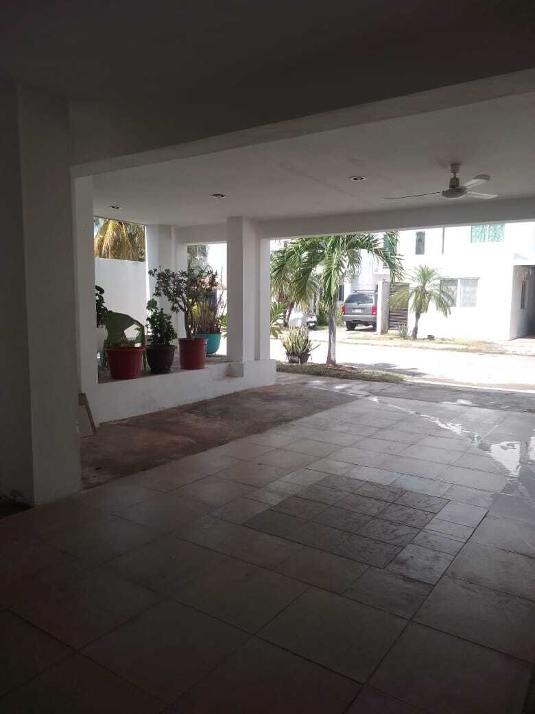 3 de 20: Vista del vestibulo hacia el garage