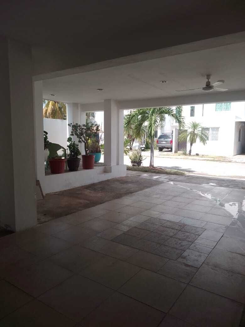 3 de 32: Vista del vestibulo hacia el garage