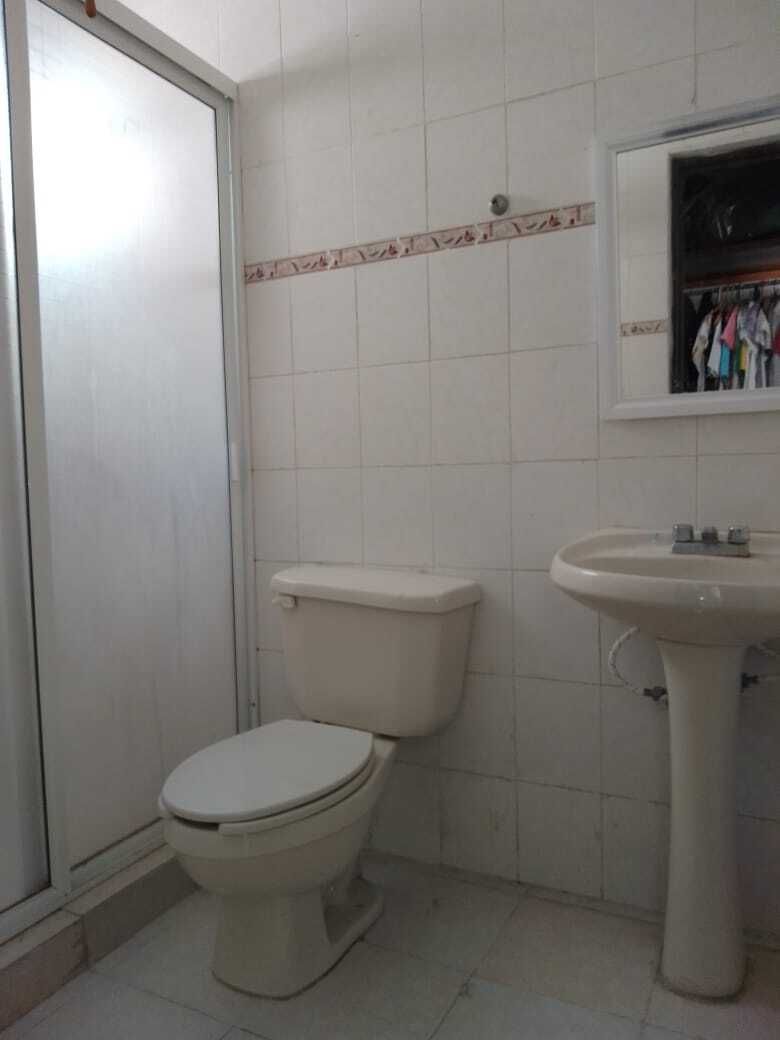 19 de 32: Se muestra uno de los baños