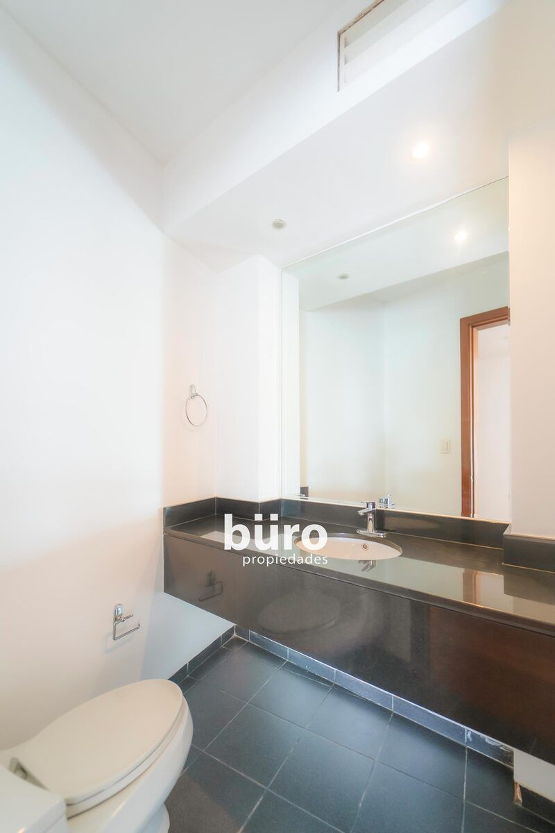 7 de 28: Baño de visitas