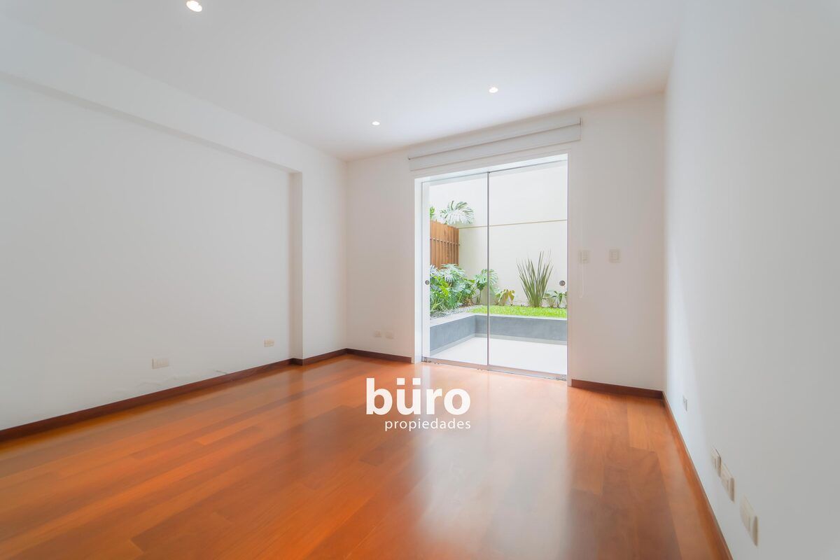 15 de 28: Dormitorio secundario con baño incorporado