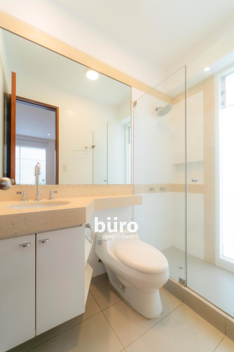 16 de 28: Baño secundario incorporado a dormitorio