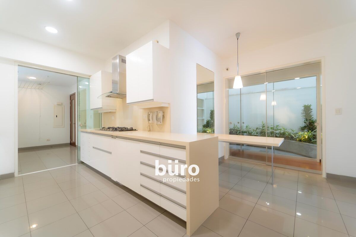 3 de 28: Cocina con barra y comedor de diario