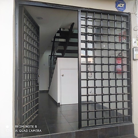 10 of 19: entrada al edificio