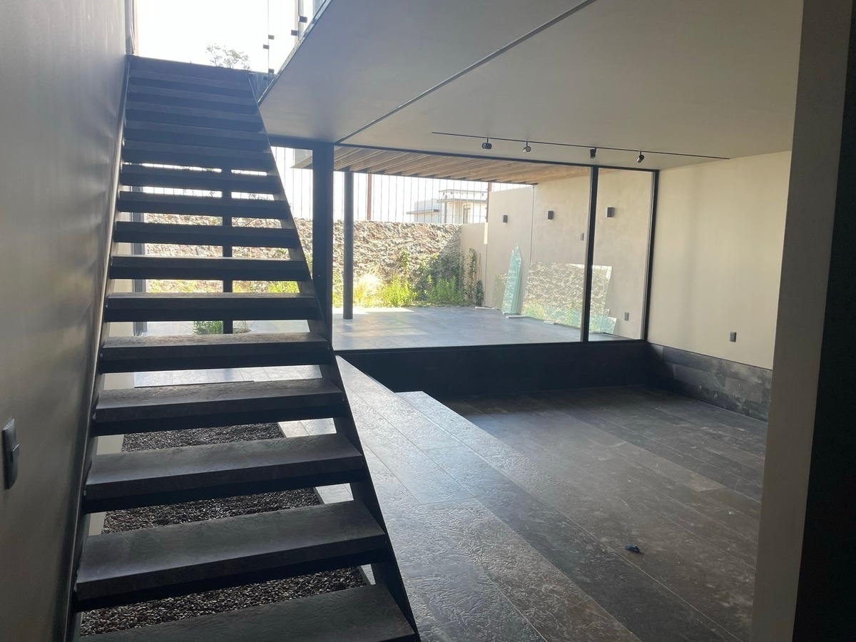3 of 25: Escaleras y acceso al segundo piso