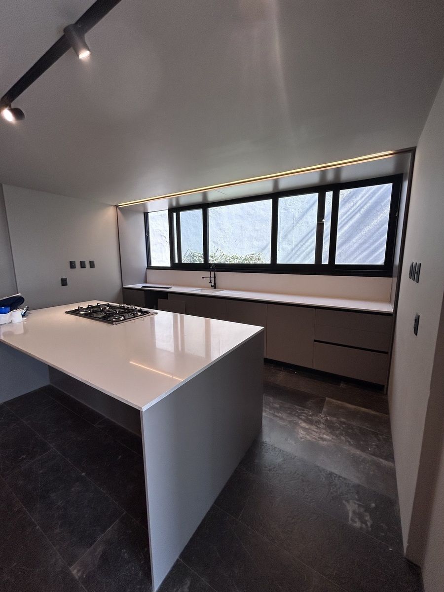 6 de 28: Amplia cocina con Isla