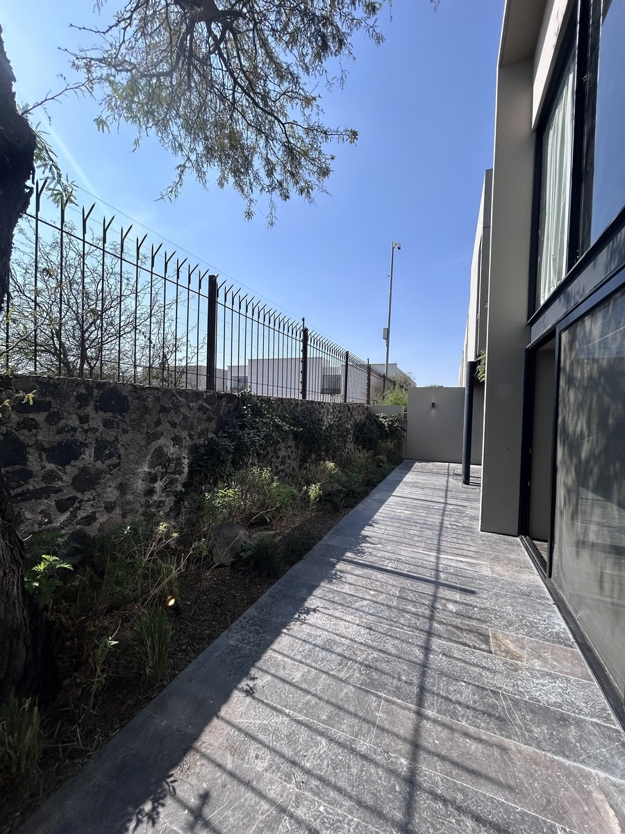 24 de 30: Patio lateral