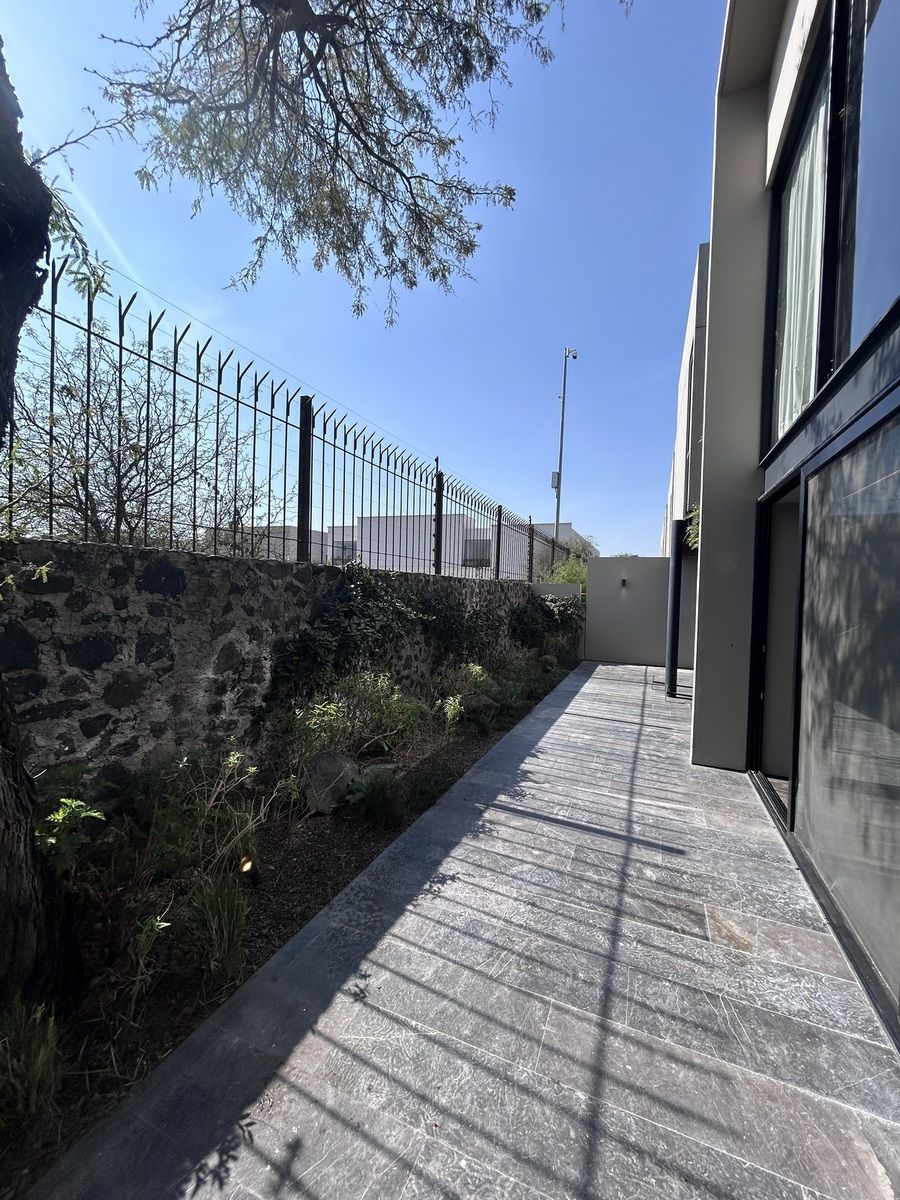 22 de 28: Patio lateral